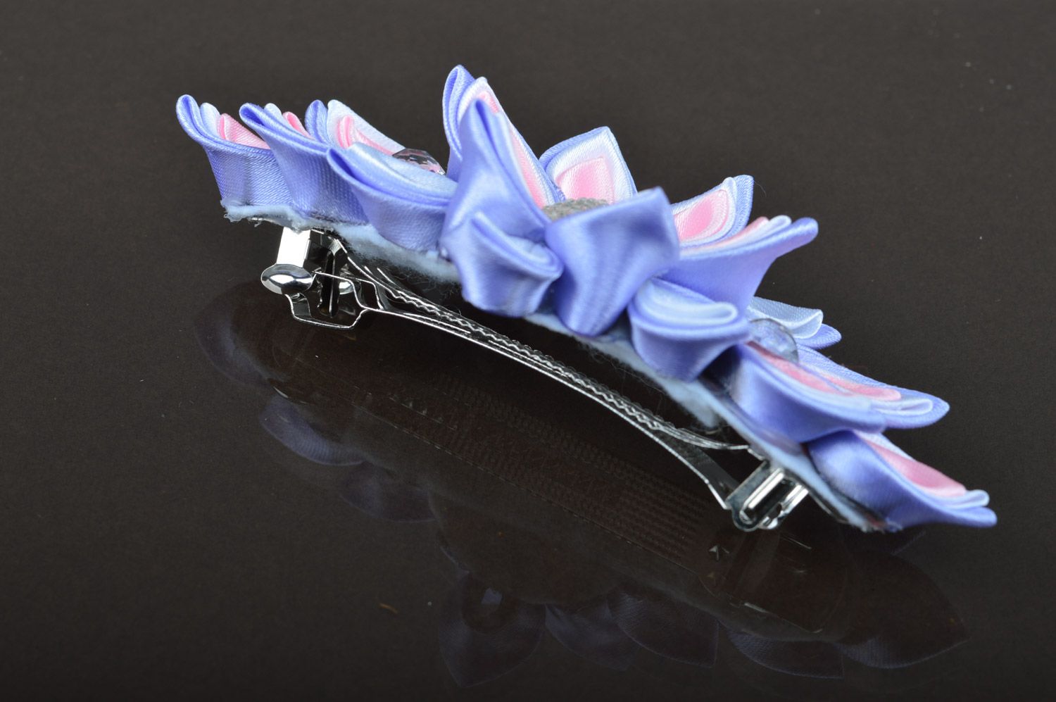 Handgemachte Haarklemme aus Bändern in Kanzashi Technik auf metallischer Basis foto 5