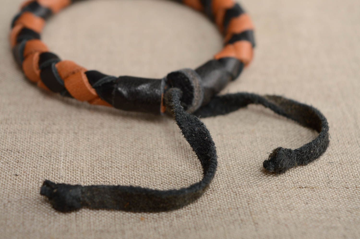 Stretching woven leather bracelet photo 3