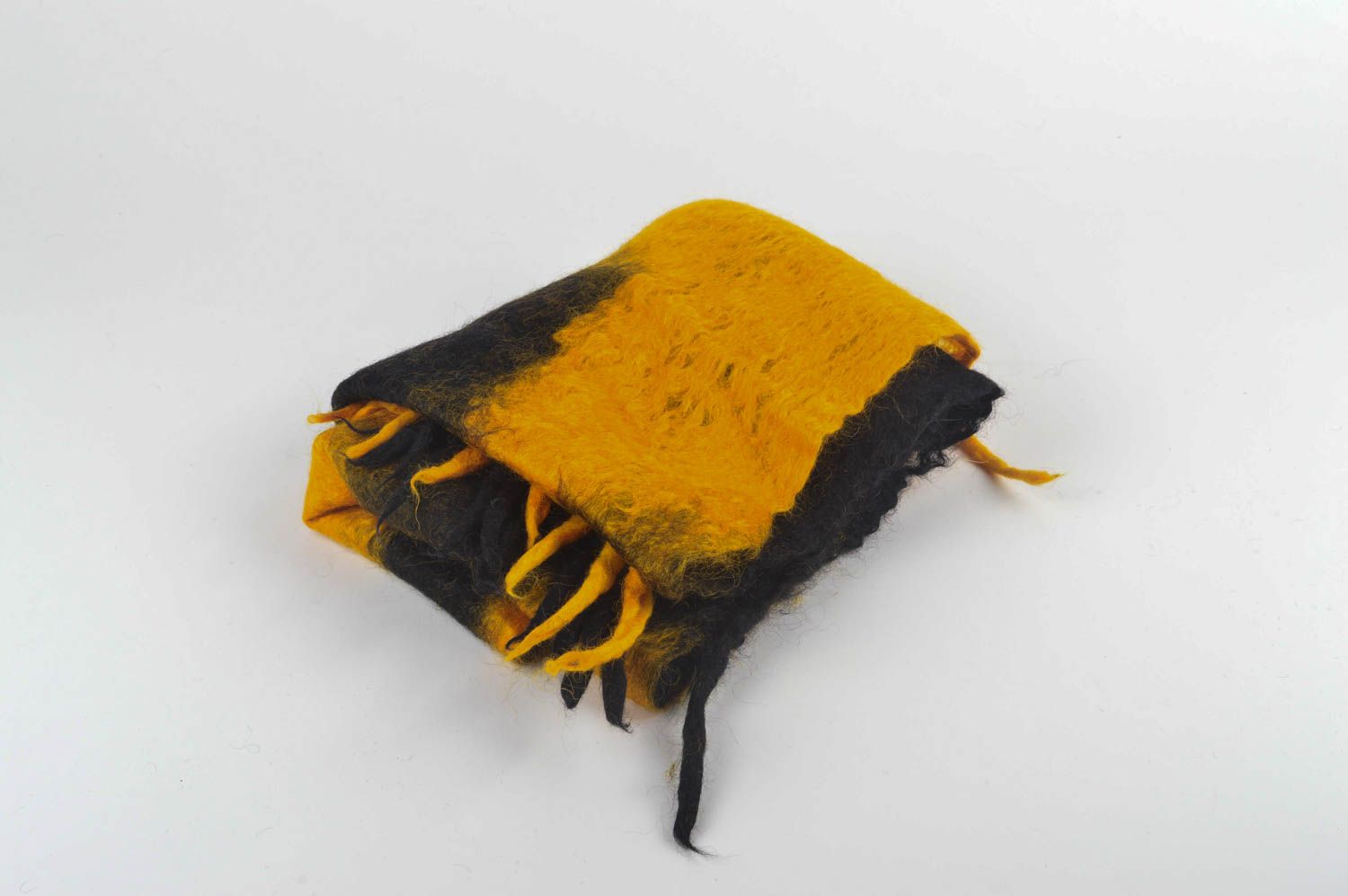 Écharpe laine faite main Accessoire femme noir moutarde Cadeau femme design photo 4