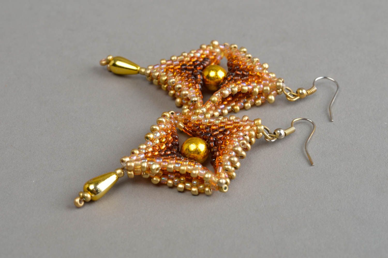 Boucles d'oreilles dorées en perles de rocaille faites main losanges femme photo 3