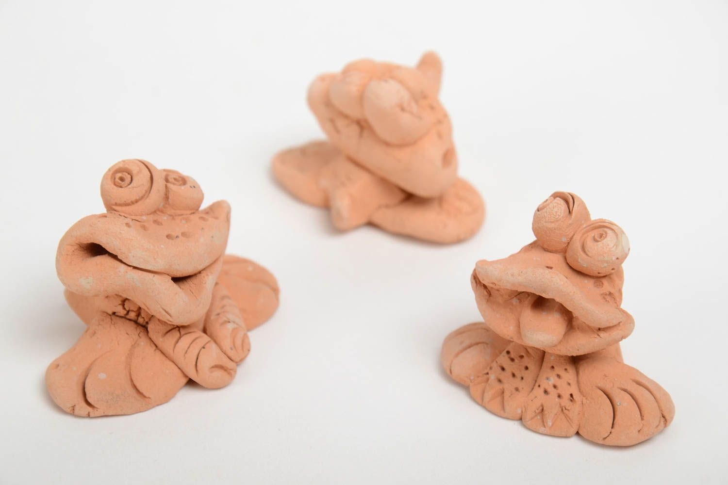 Фигурки из глины лягушки набор 3 изделия бежевые маленькие смешные ручной работы фото 3