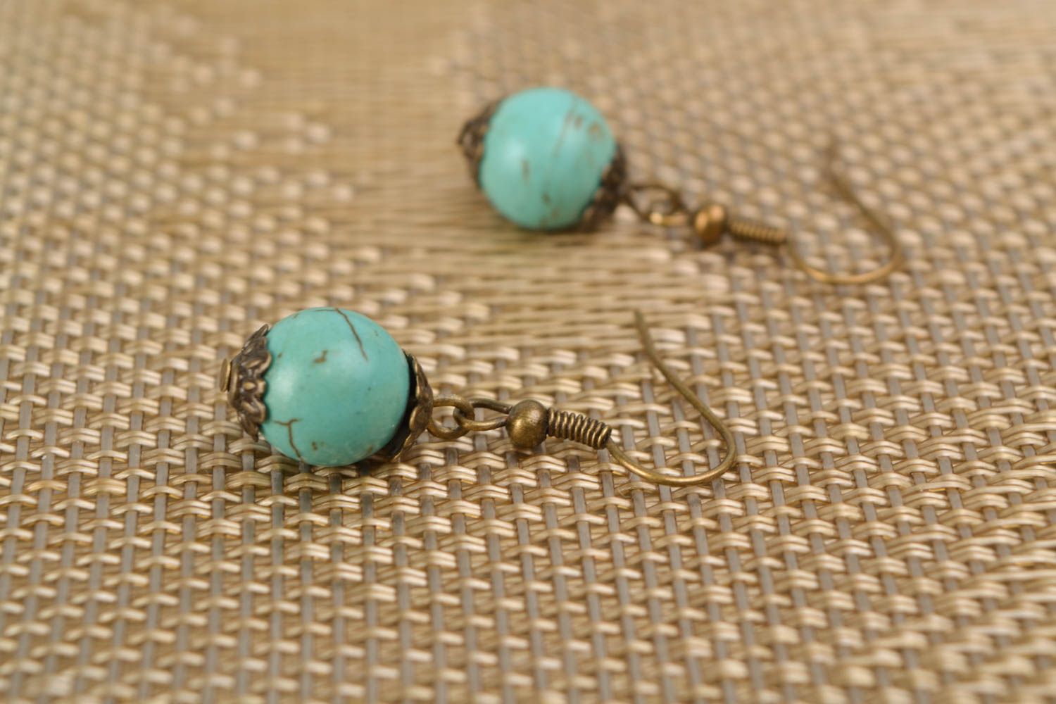 Petites boucles d'oreilles en métal avec turquoise bleues faites main pour femme photo 1