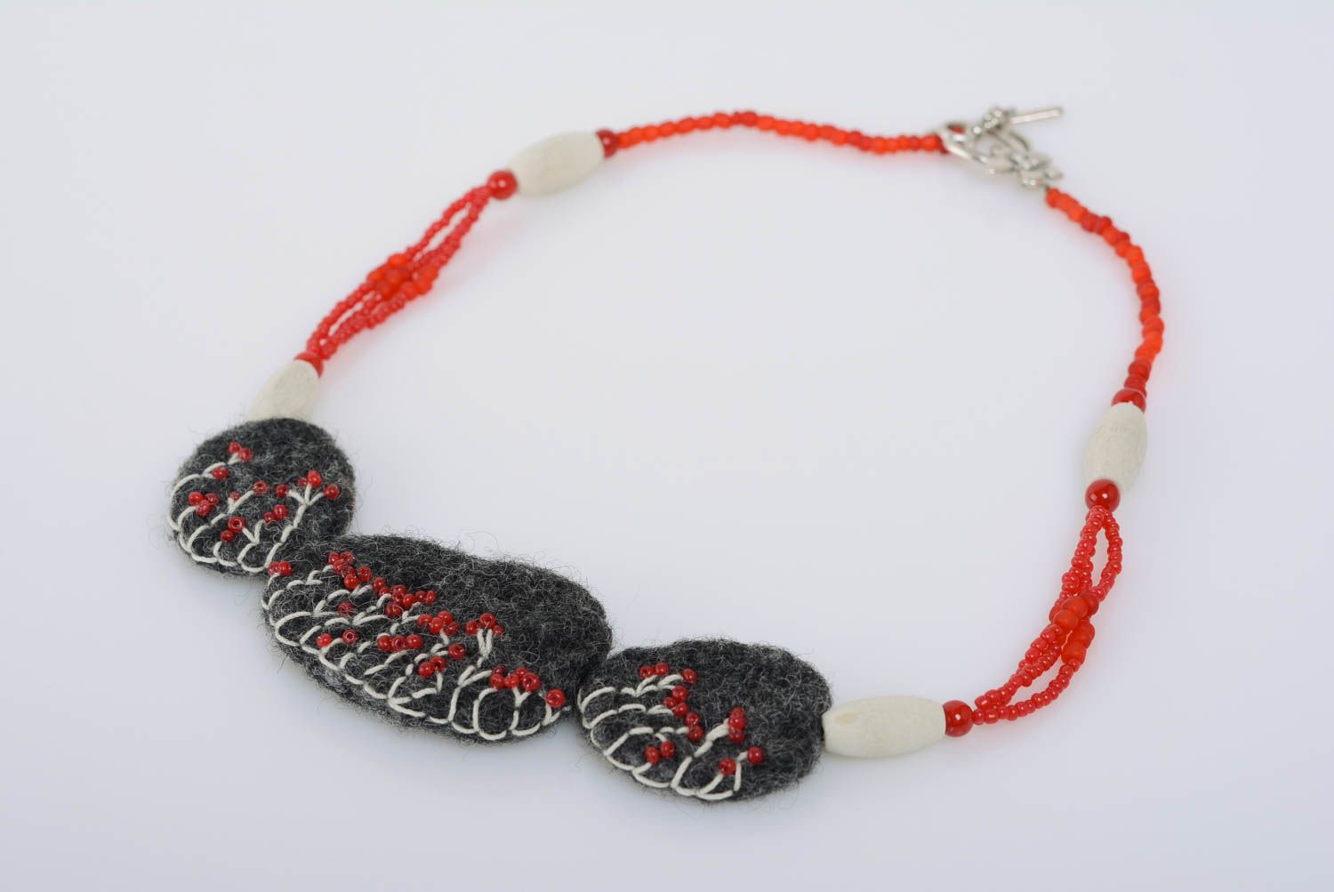 Handmade gray and red bead necklace with elements felted of natural wool photo 1