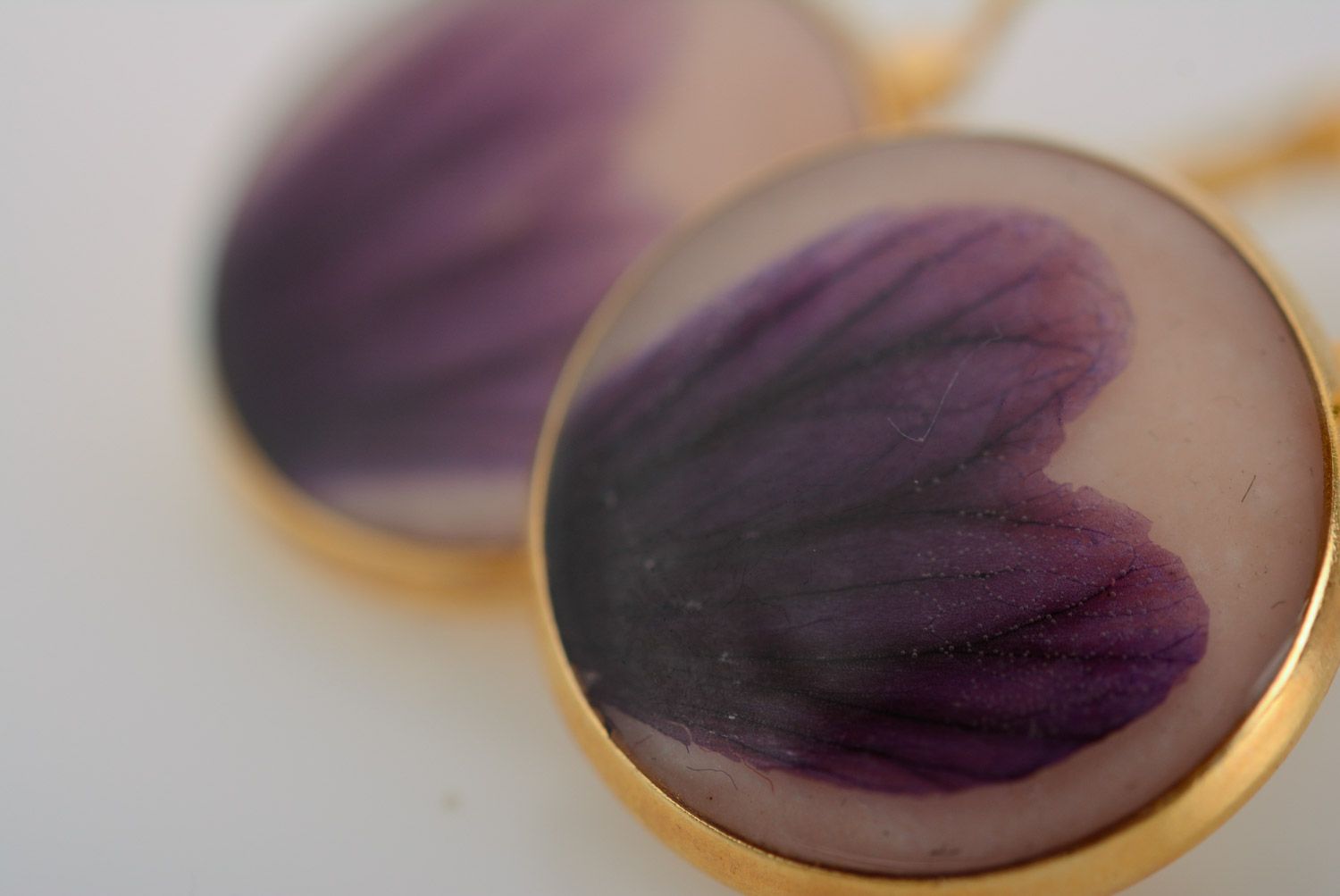 Handmade round dangle earrings violet dried flowers coated with epoxy resin photo 5