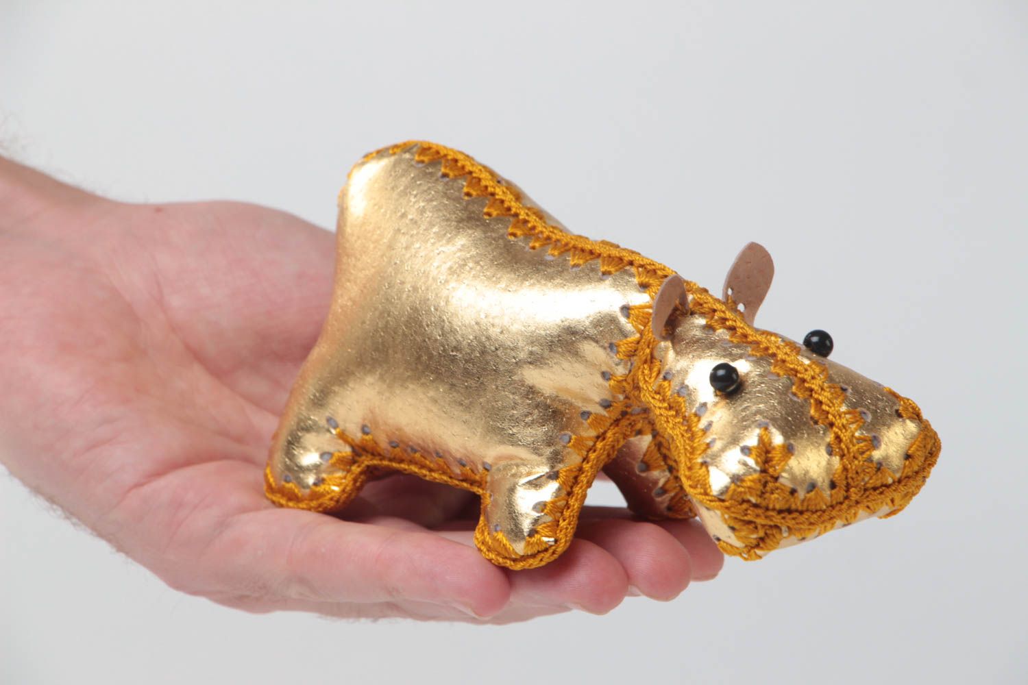 Золотистая кожаная игрушка ручной работы в виде бегемотика небольшая красивая фото 5