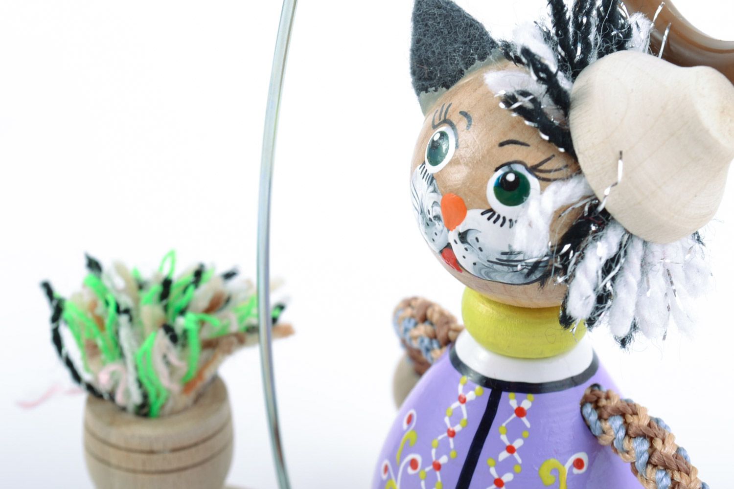 Деревянная игрушка кот на качелях ручной работы с росписью на пружине авторская фото 3