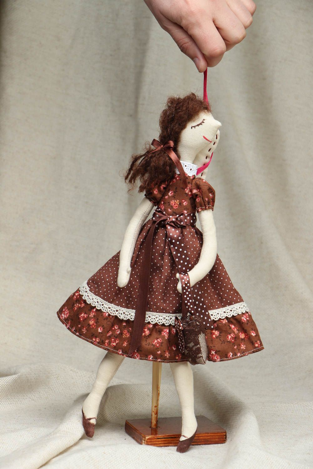 Muñeca artesanal con forma de angelito con vestido marrón y bolso foto 4
