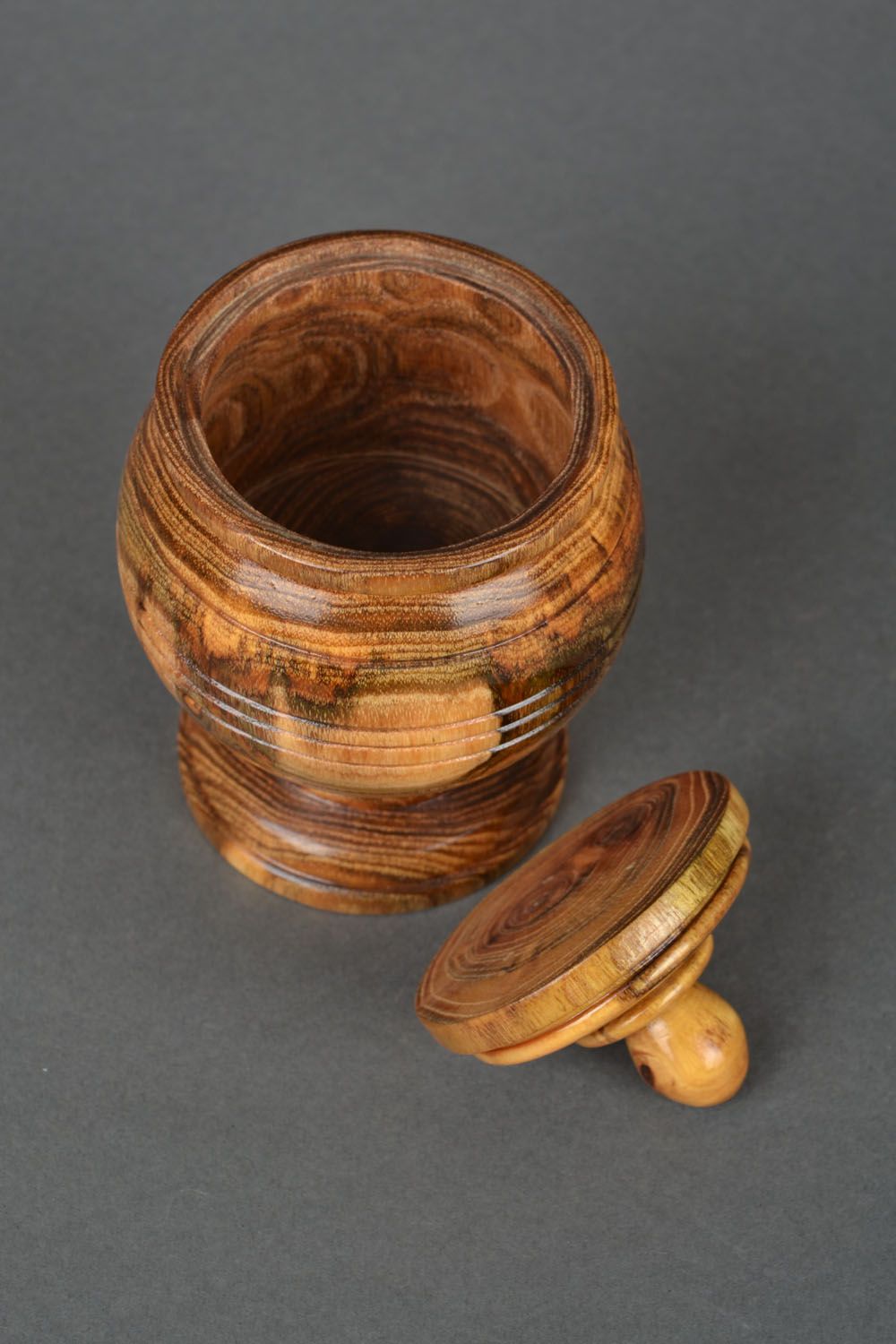 Pot avec couvercle en bois couvert de vernis photo 5