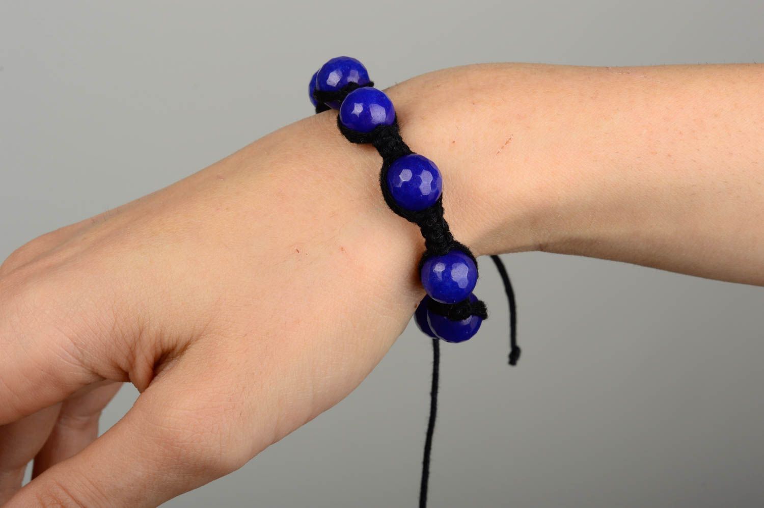 Bracelet textile Bijou fait main noir boules bleues de saphir Accessoire femme photo 5