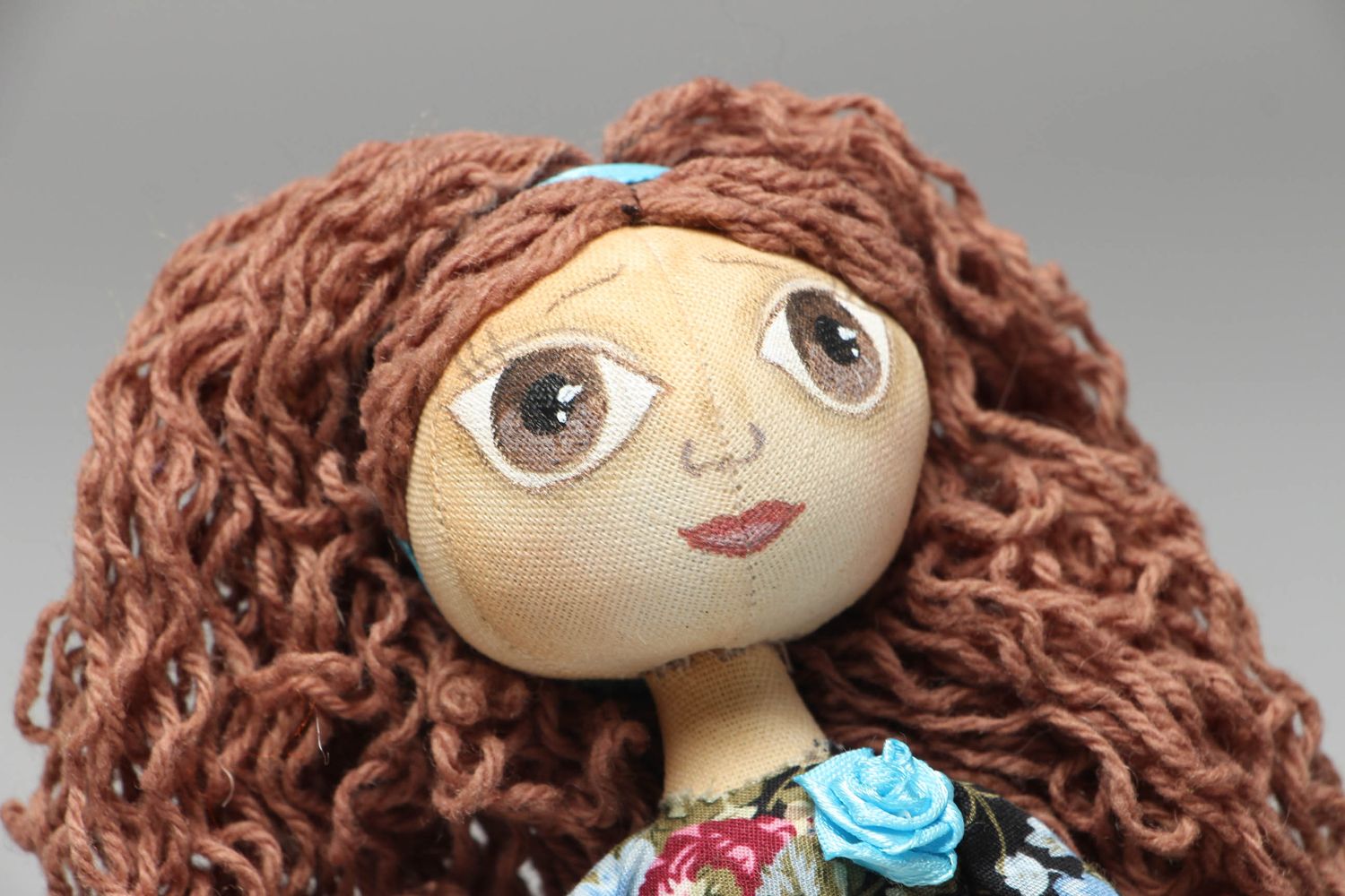 Bambola in stoffa fatta a mano giocattolo bello dipinto con colori acrilici
 foto 4