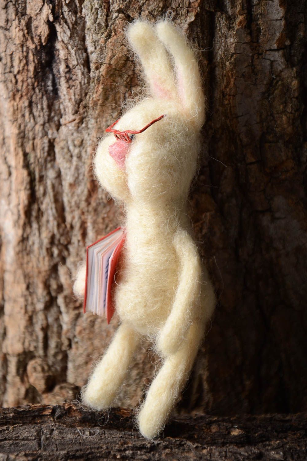 Handmade Filz Spielzeug Kuscheltier Hase mit Buch Geschenk für Kinder  foto 5