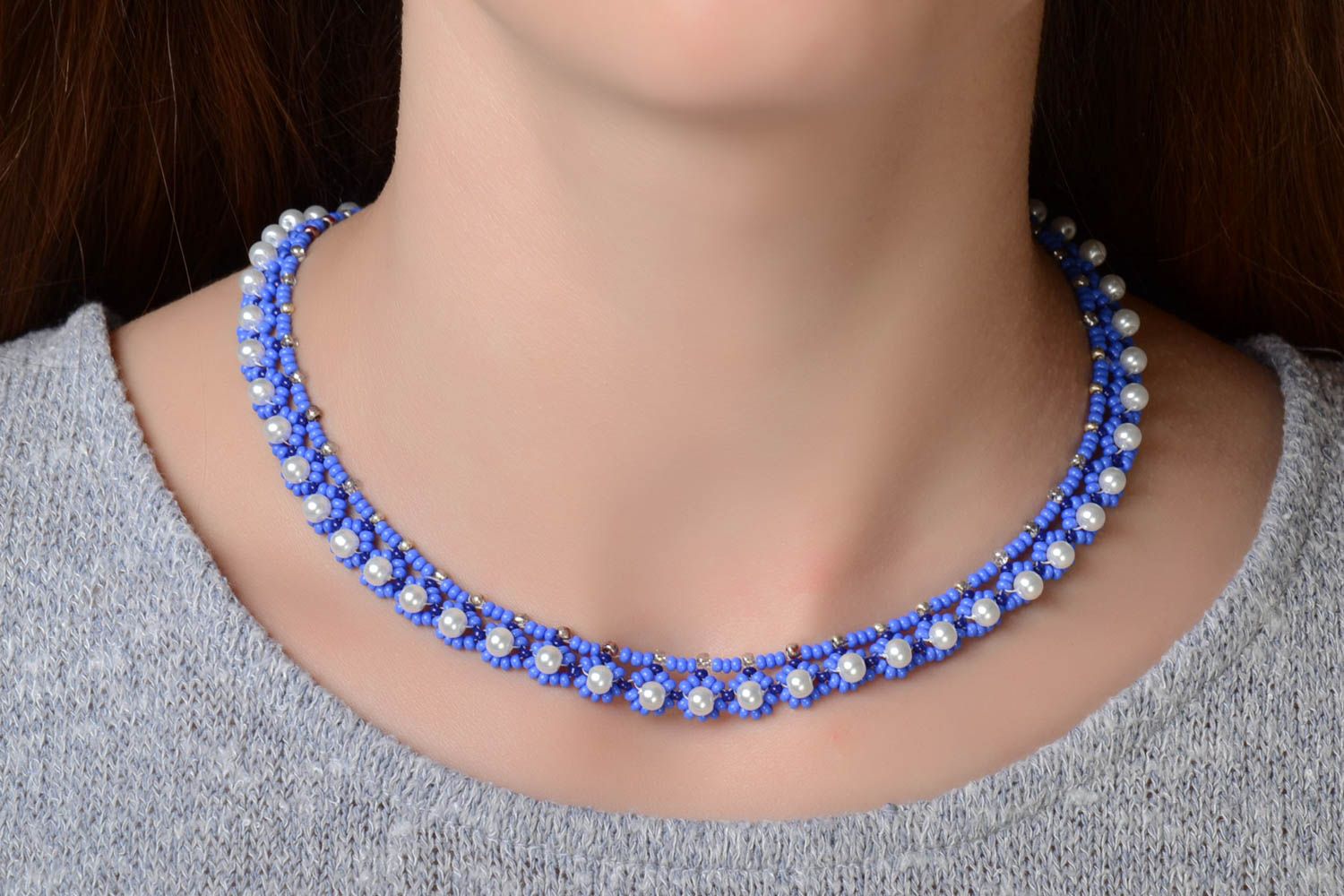 Collier en perles de rocaille fin bleu blanc bijou original fait main pour femme photo 1