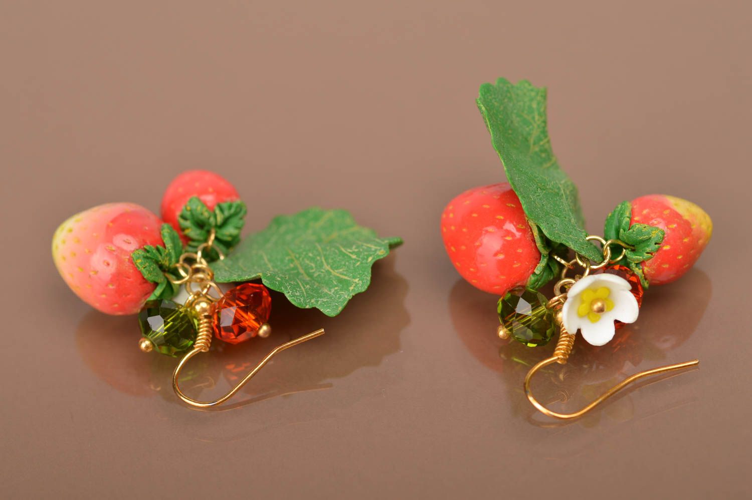 Серьги с подвесками в виде ягод из полимерной глины летние ручной работы фото 2