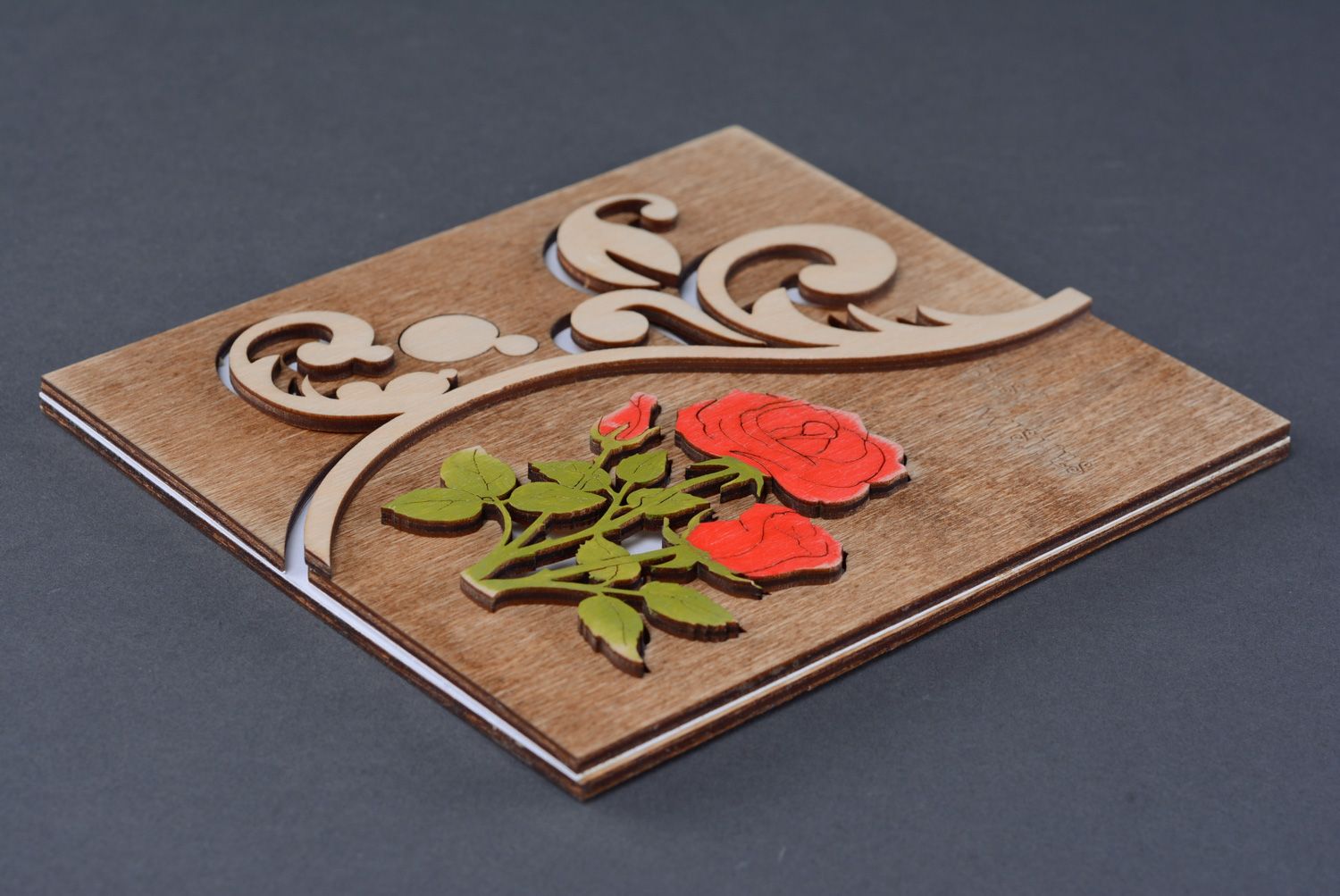 Carte de vœux artisanale faite à la main avec fleurs rouges de contreplaqué photo 4