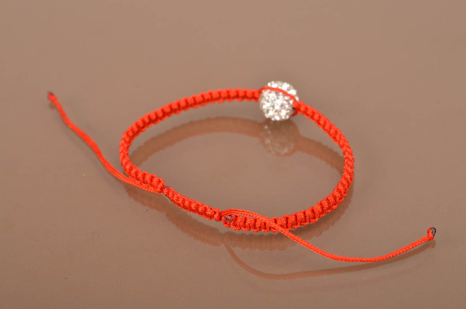 Bracelet fait main fin tressé en lacet ciré rouge Boule blanche accessoire photo 5