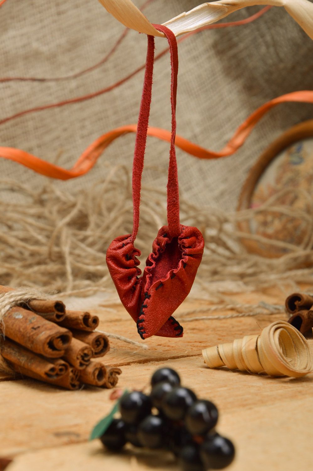 Llavero de cuero artesanal con forma de patucos rojos accesorio hecho a mano foto 1