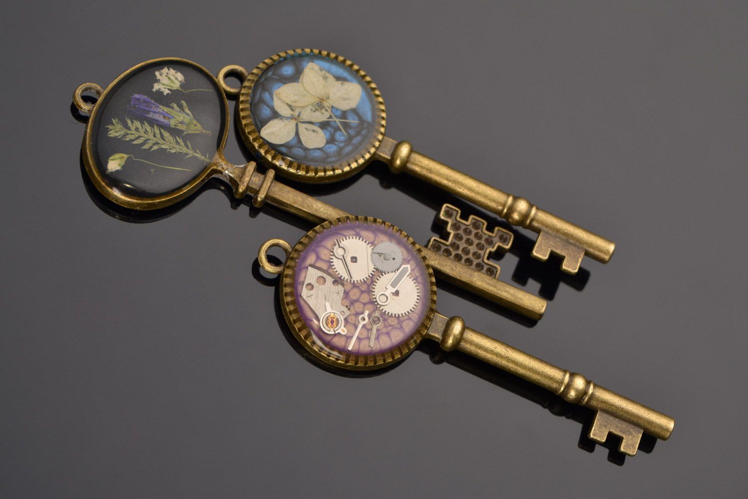 Set de pendentifs clés avec fleurs naturelles et mécanismes faits main 3 pièces photo 1