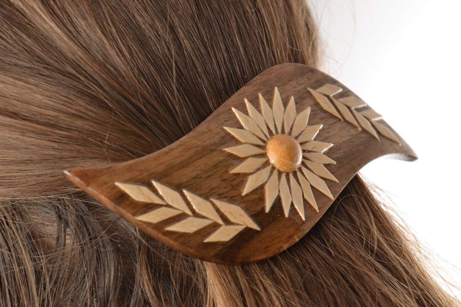 Pasador de madera para el pelo con flor artesanal barnizado  foto 1