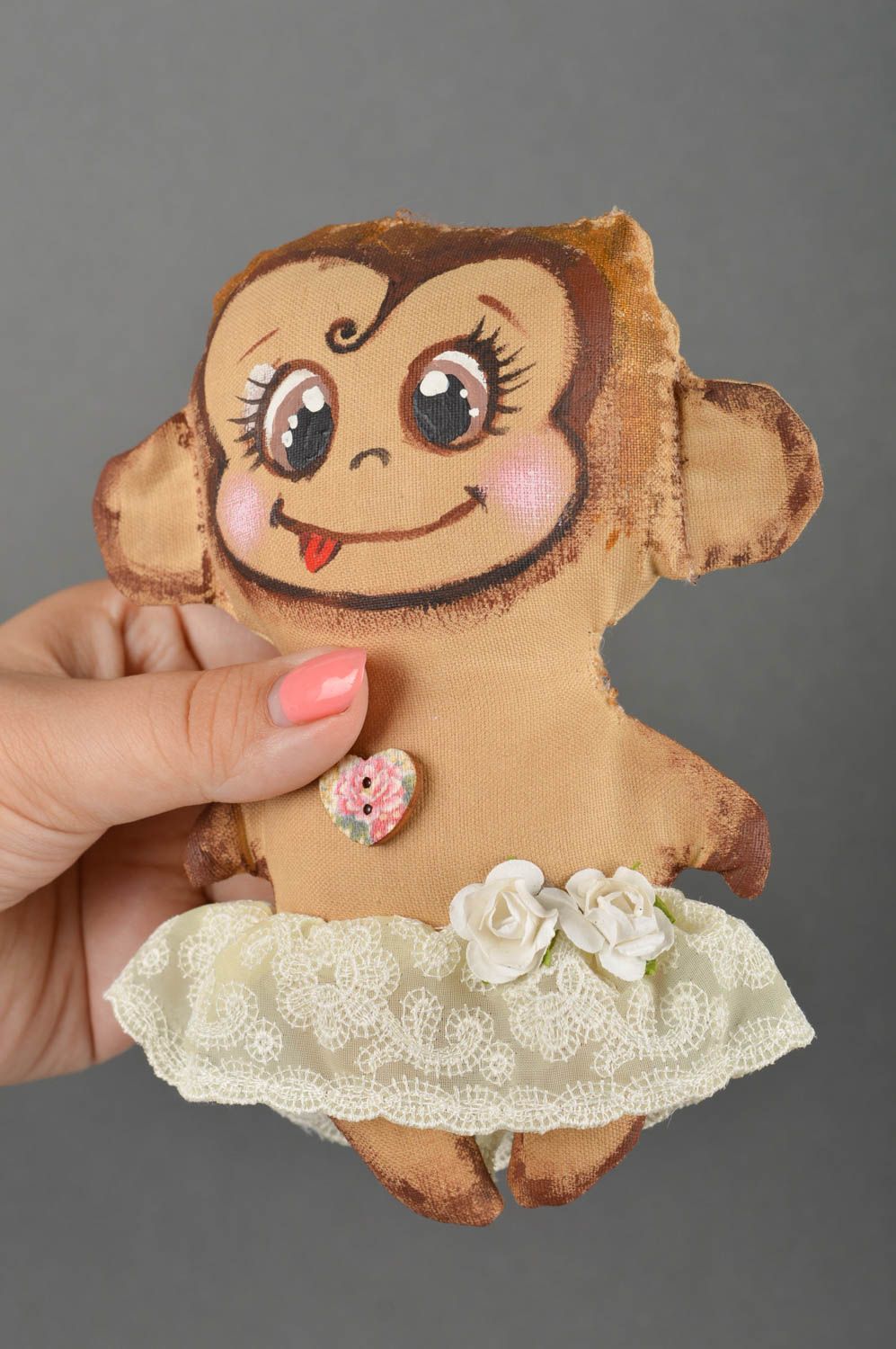 Игрушка ручной работы игрушка обезьянка в юбке оригинальная игрушка для декора фото 3