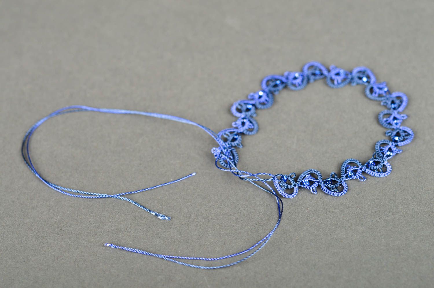 Синий браслет ручной работы кружевной браслет из ниток украшение фриволите фото 1