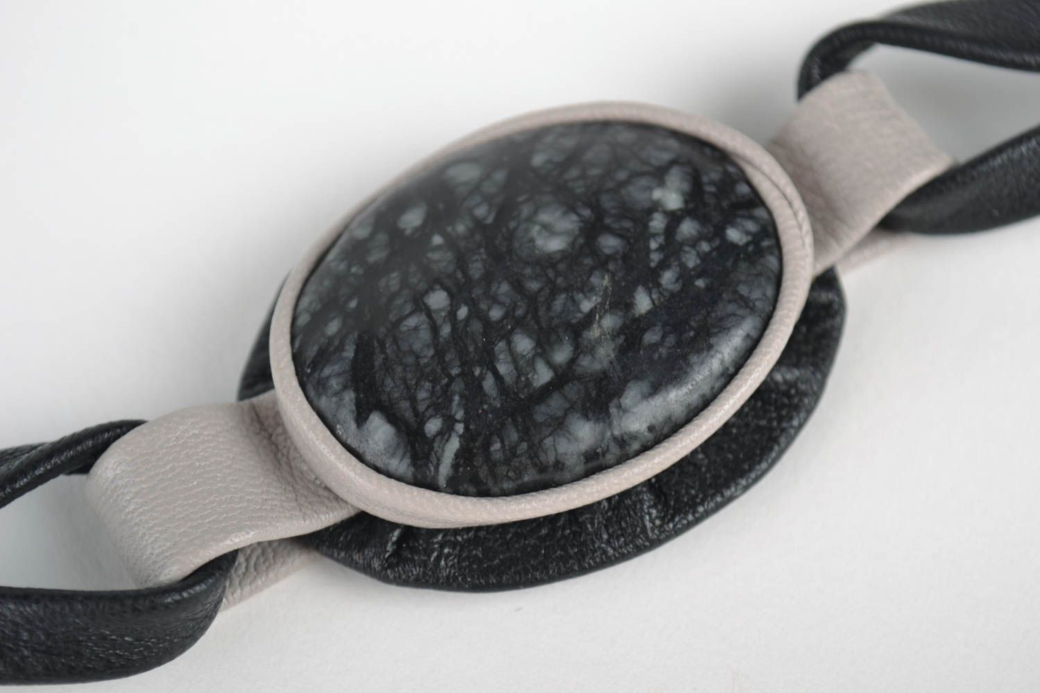 Bracelet en cuir Bijoux fait main Accessoire femme large gris avec pierres photo 3