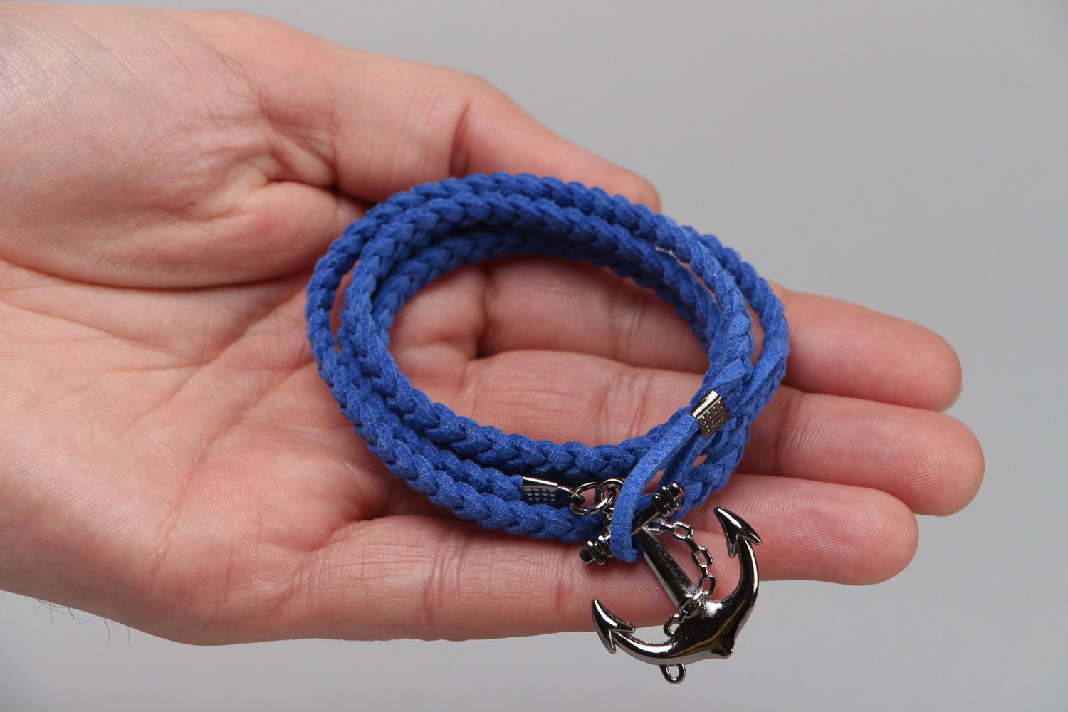 Blaues handgemachtes Armband aus Kunstwildleder mit Anker Anhänger aus Metall   foto 3