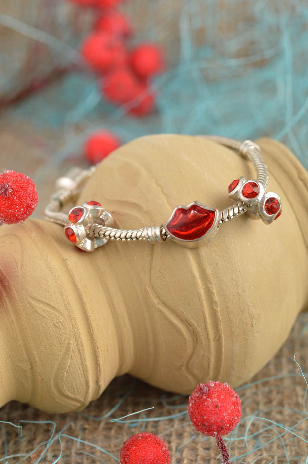 Bracelet métal design mode Bijoux fait main Idée cadeau femme rouge lèvres photo 1