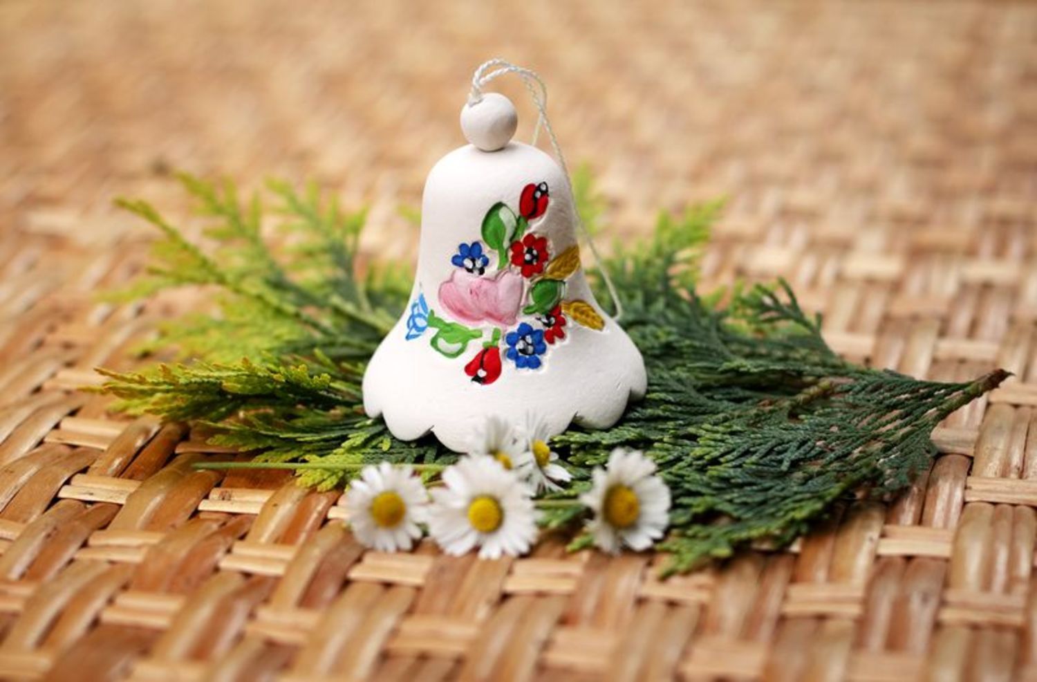 Suspension décorative Clochette Cœurs et fleurs en céramique  photo 3
