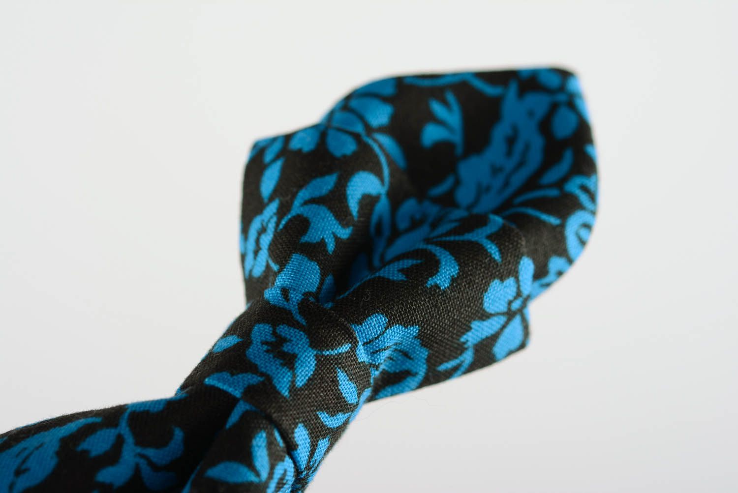Gravata borboleta preta e azul decorada com bordados foto 4