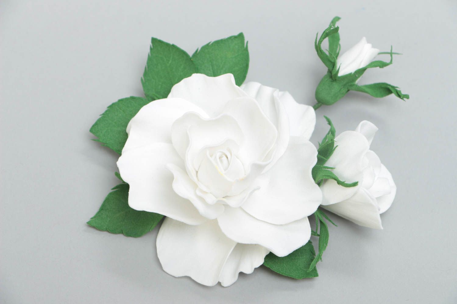 Брошь из фоамирана в виде пышной белой розы ручной работы красивая женская фото 2