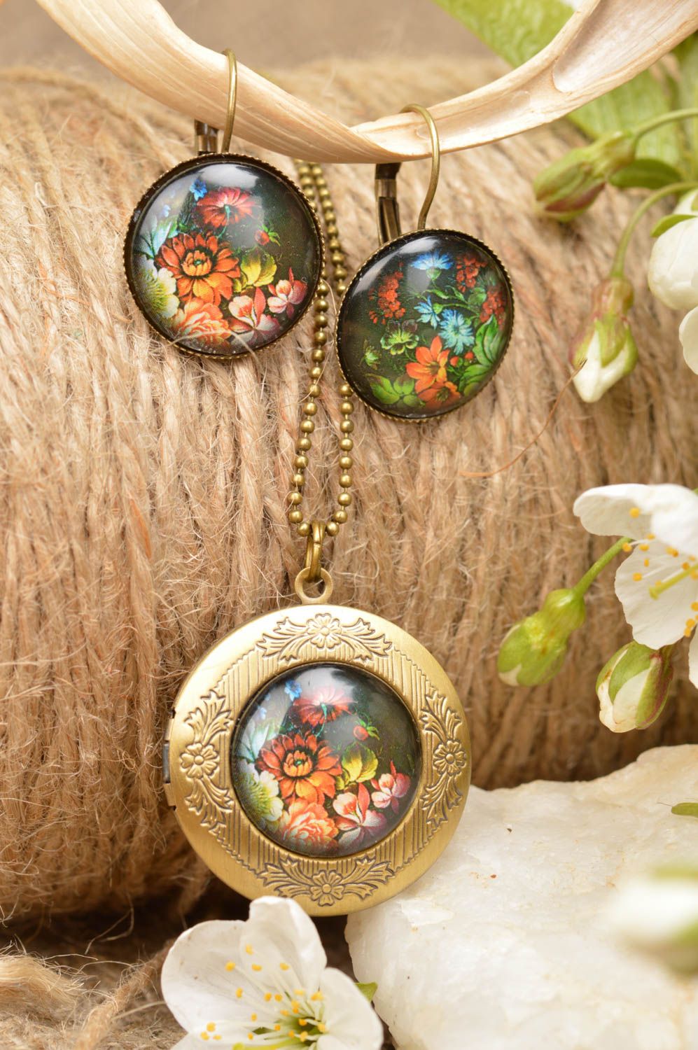 Handmade designer jewelry set of earrings and pendant with flower patterns photo 1
