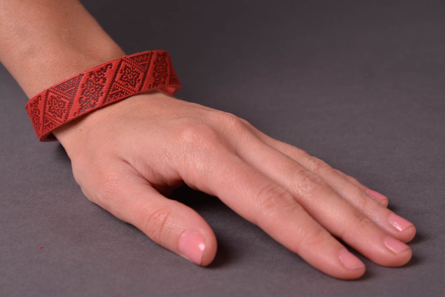 Кожаный браслет ручной работы украшение из кожи красный браслет на руку фото 2