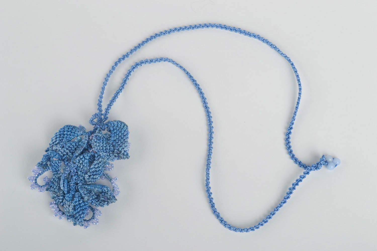 Украшение ручной работы подвеска на шею кулон из бисера макраме анкарс голубой фото 3