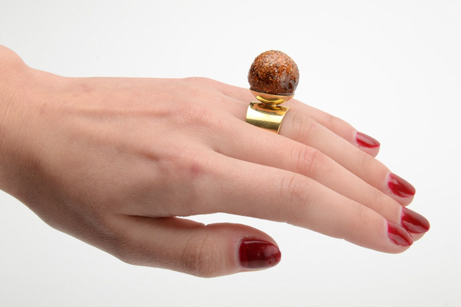 Handgemachter brauner Keramik Ring mit Messingbasis goldene Farbe für Frauen foto 5