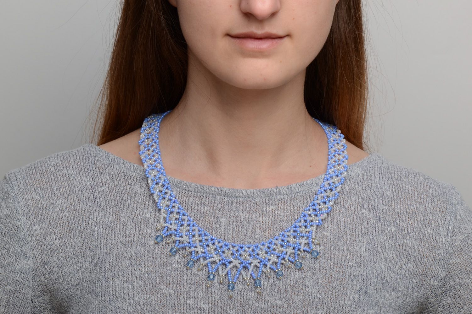 Ожерелье из бисера с подвесками голубое женское  фото 5