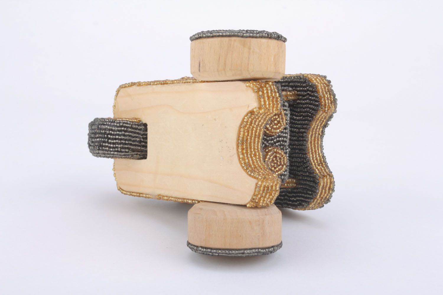 Trattore fatto a mano giocattolo di legno materiale ecologico con perline foto 2