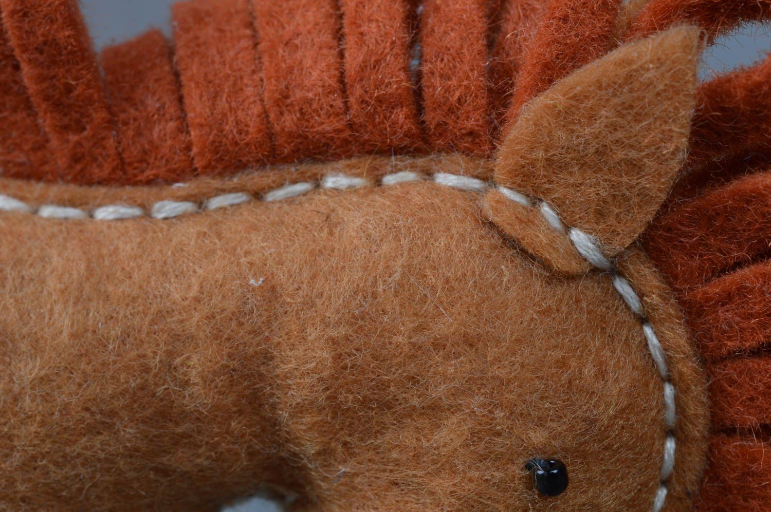 Игрушка для интерьера ручной работы из фетра коричневая в виде лошадки небольшая фото 3