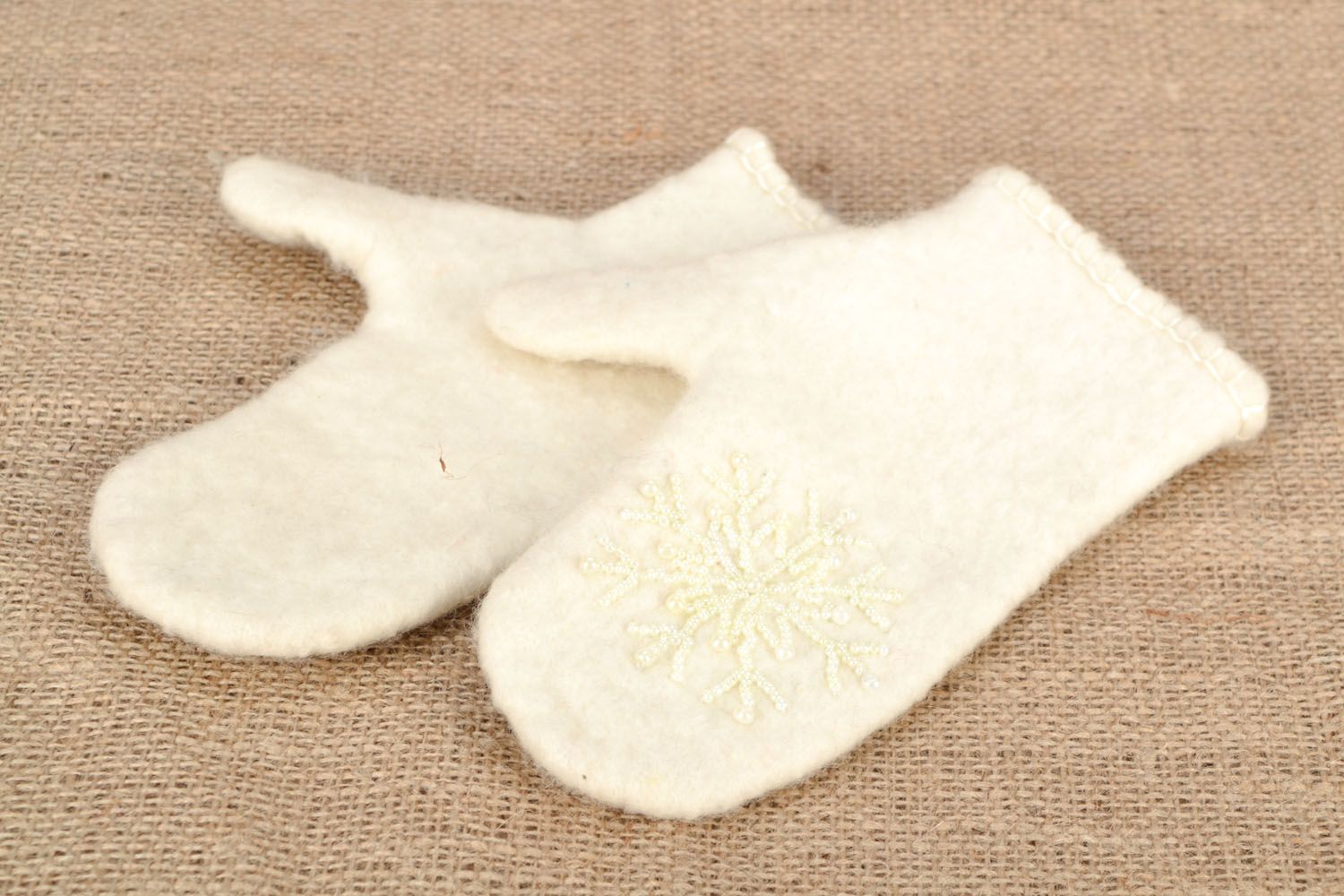 Manoplas tejidas blancas de lana natural foto 1