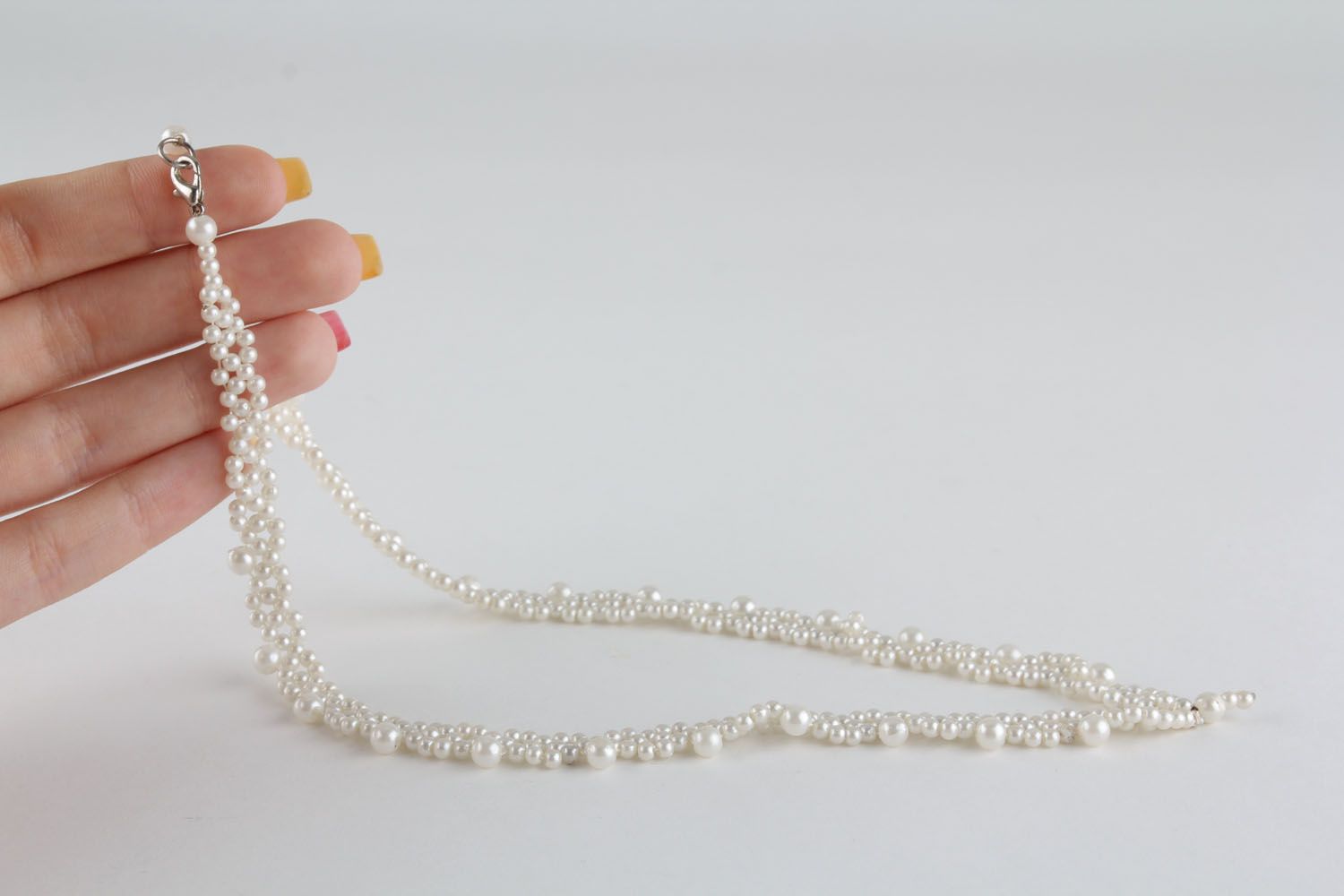 White beaded necklace photo 4