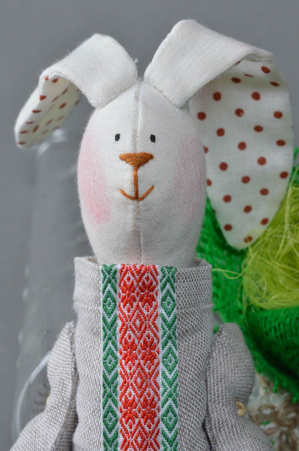Schönes Textil Kuscheltier Hase im Anzug aus Baumwolle handmade Schmuck für Deko foto 3