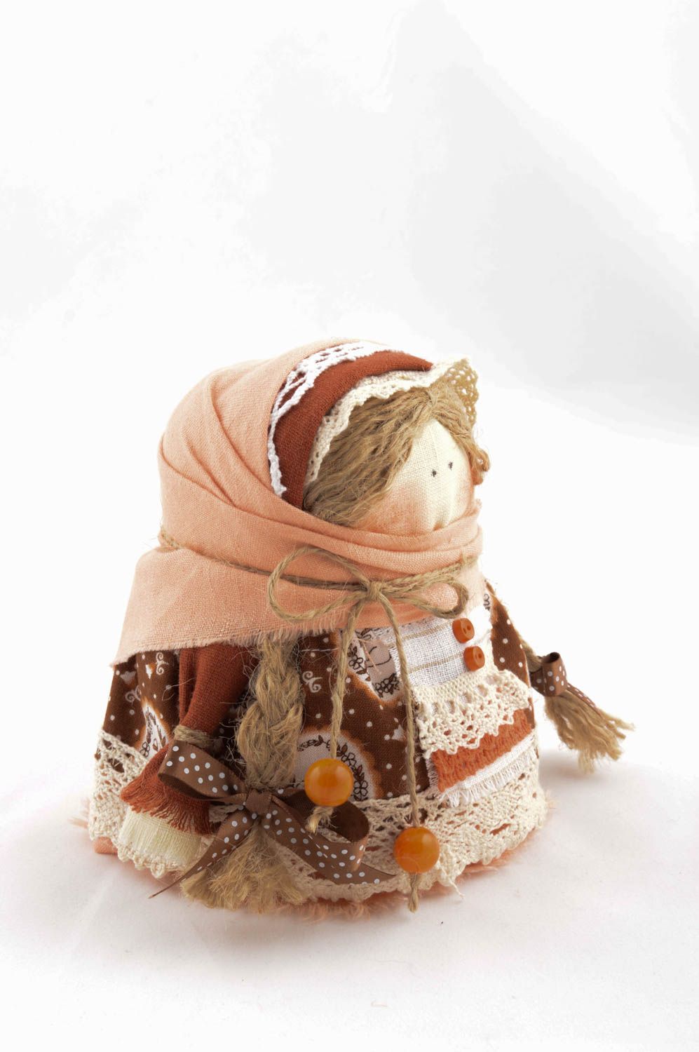 Muñeca hecha a mano de trapo con granos decoración de casa amuleto de protección foto 3