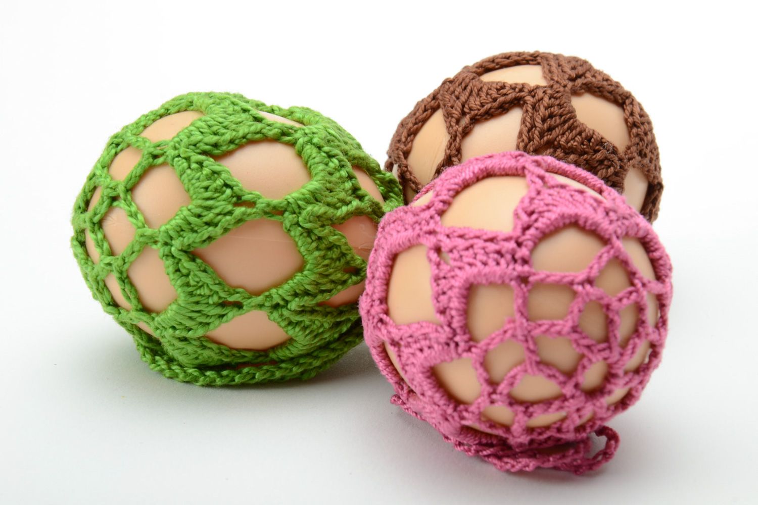Colorful decorative handmade Easter eggs crochet over with threads 3 items photo 3