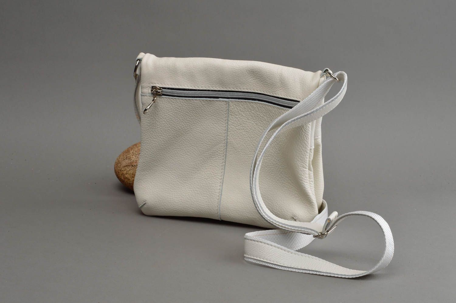 Удобная стильная белая сумка унисекс из натуральной кожи ручная работа фото 1