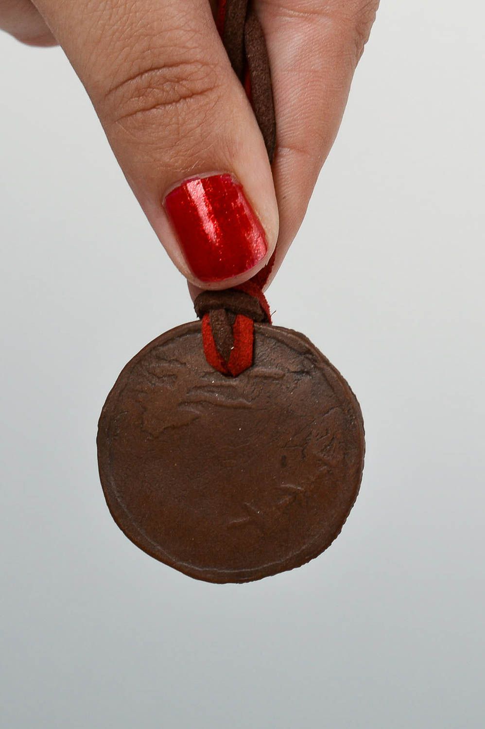 Pendentif en céramique Bijou fait main rond simple marron Accessoire femme photo 5