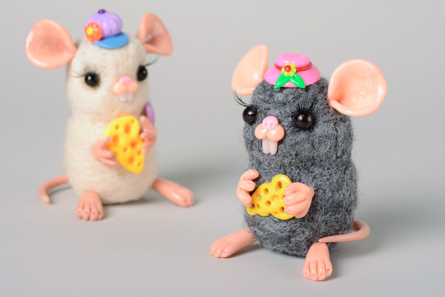 Kleine Deko Figurine Maus aus Wolle und Polymerton Handarbeit  foto 5
