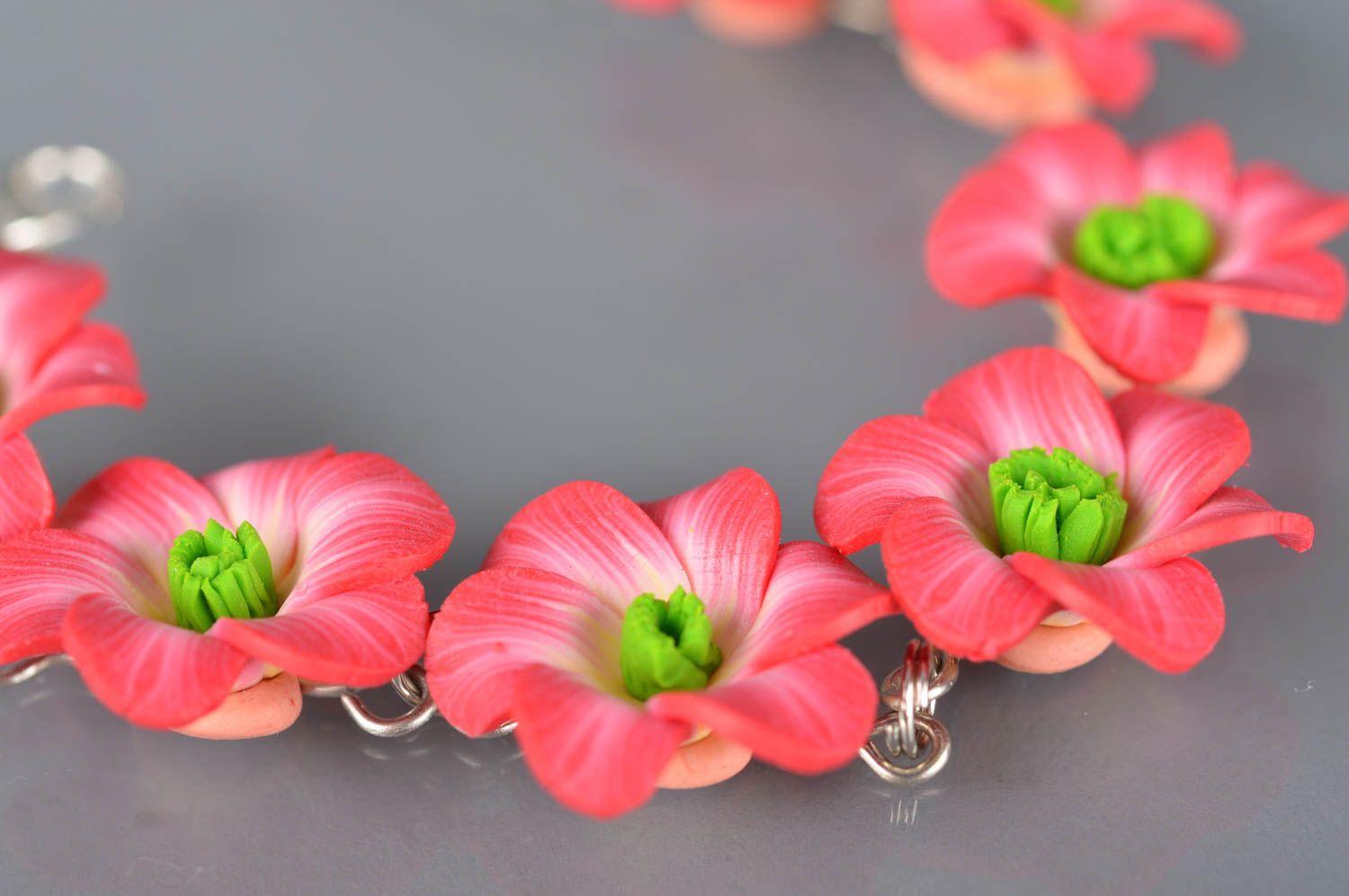 Elegantes rotes schönes feines handgemachtes Armband aus Polymerton mit Blumen foto 5