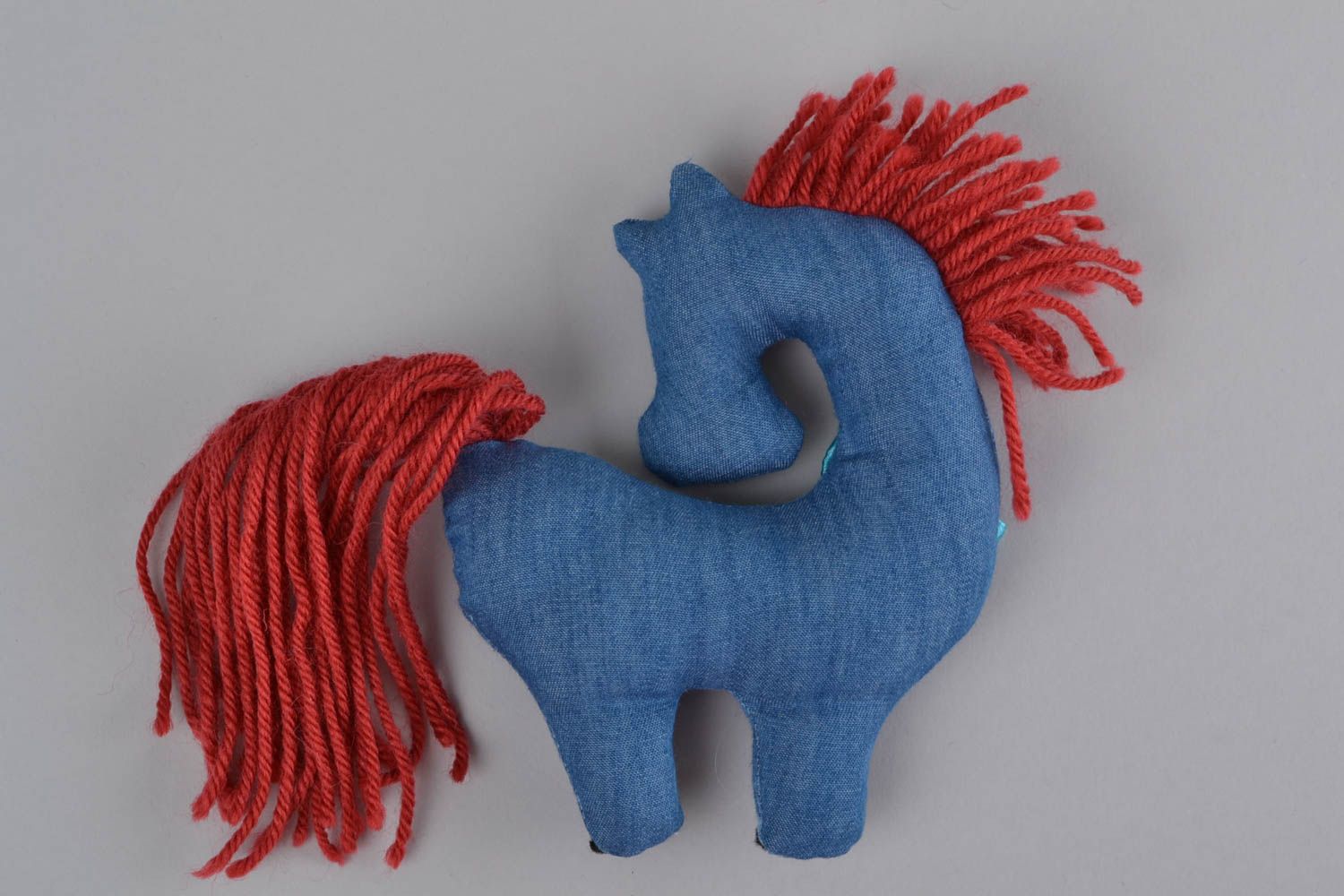 Jouet mou cheval bleu en tissu avec crinière et queue en fils petit fait main photo 4