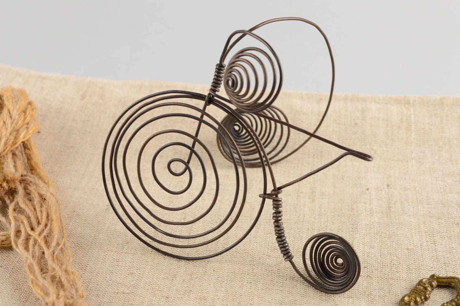 Figura decorativa de alambre de metal original hecha a mano bicicleta  foto 1