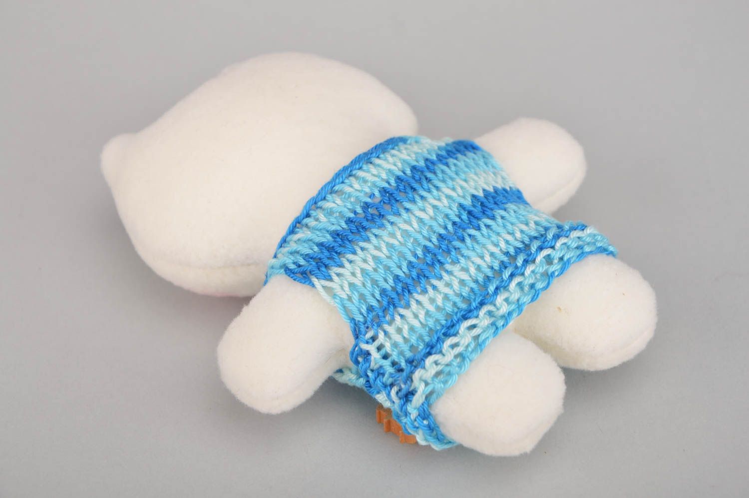 Peluche chat en tissu polaire blanc en pull tricoté bleu fait main petit photo 4