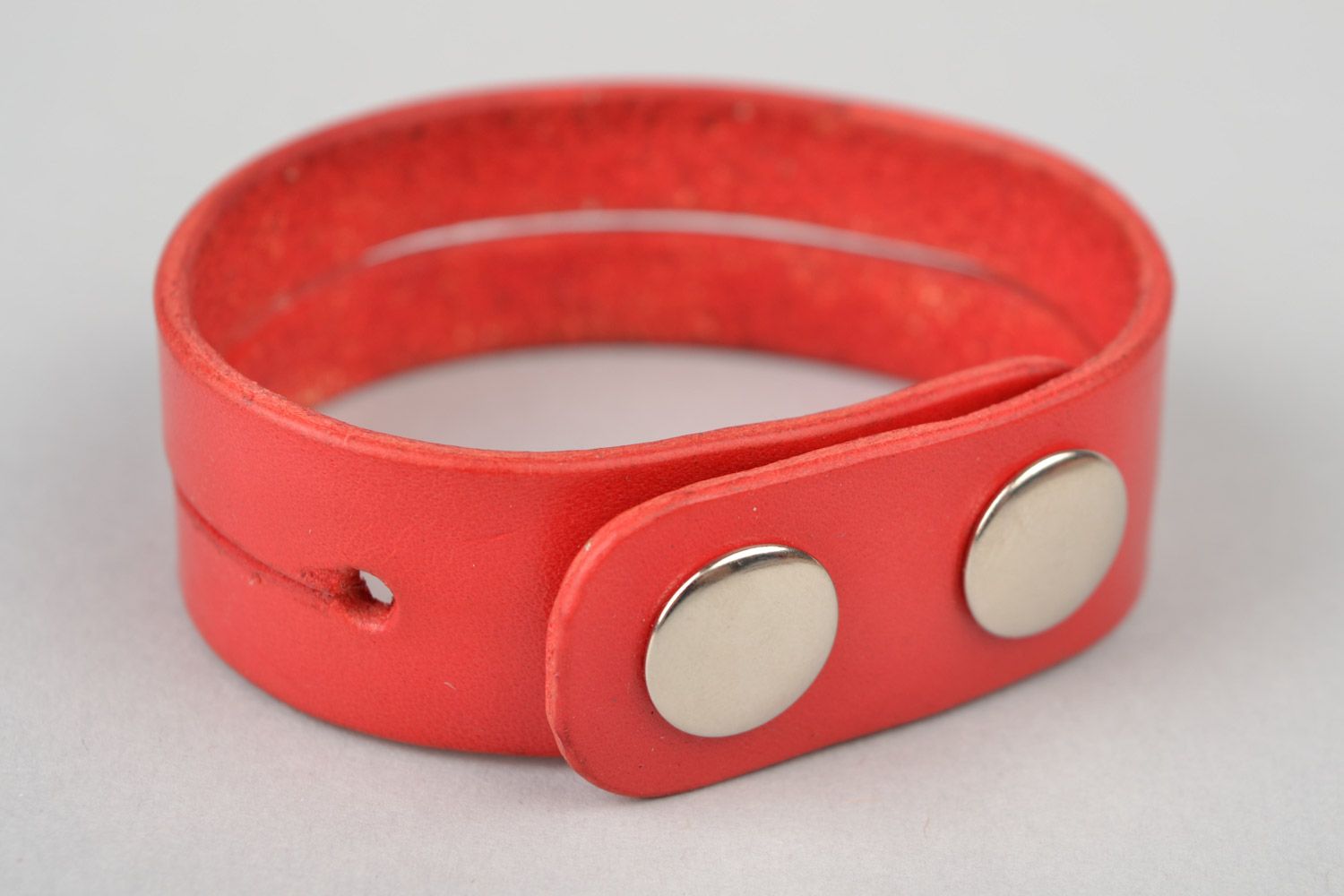 Кожаный браслет в два обхвата красивый красный стильный на кнопках ручная работа фото 4